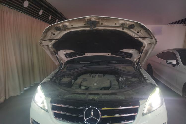 Used Mercedes-Benz M-Class 2014 ML 400 4MATIC Dynamic Model Engine Bay