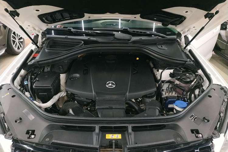 Used Mercedes-Benz M-Class 2014 ML 350 CDI 4MATIC Engine Bay