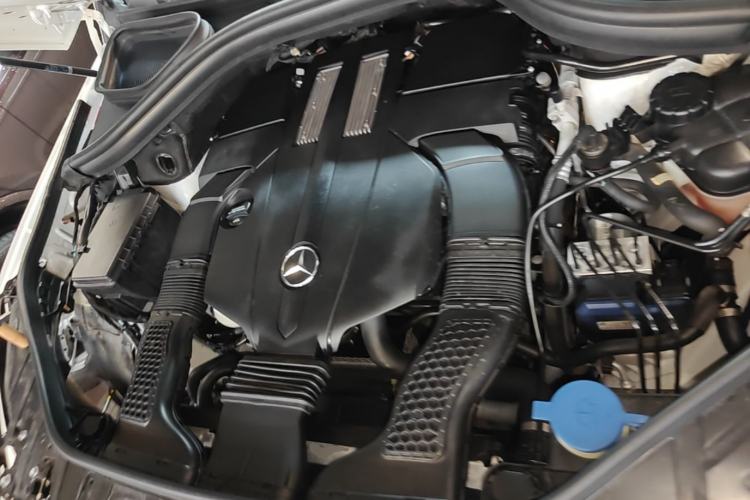 Used Mercedes-Benz M-Class 2014 ML 320 4MATIC Engine Bay
