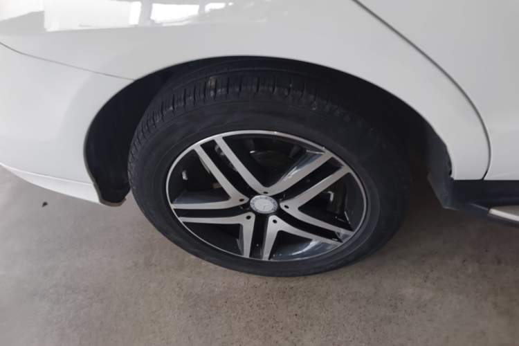 Used Mercedes-Benz M-Class 2014 ML 400 4MATIC Dynamic Model Exterior 5