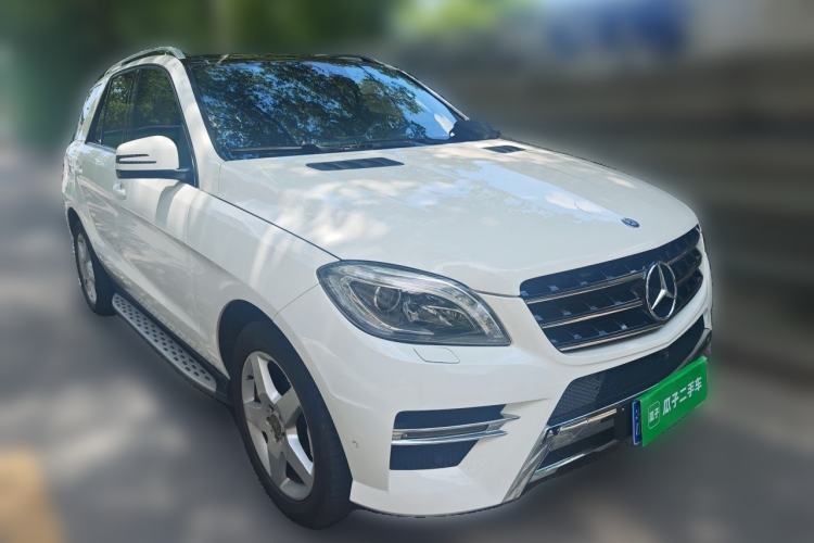 Used Mercedes-Benz M-Class 2014 ML 400 4MATIC Luxury Model Front Right 45 Deg