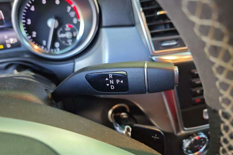 Used Mercedes-Benz M-Class 2014 ML 320 4MATIC Gear Lever