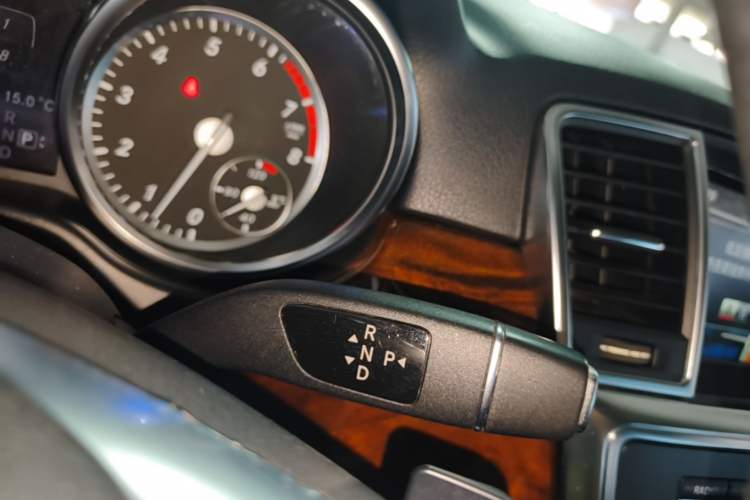 Used Mercedes-Benz M-Class 2014 ML 400 4MATIC Dynamic Model Gear Lever