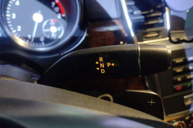 Used Mercedes-Benz M-Class 2014 ML 400 4MATIC Luxury Model Gear Lever