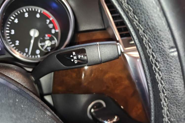 Used Mercedes-Benz M-Class 2014 ML 400 4MATIC Dynamic Model Gear Lever