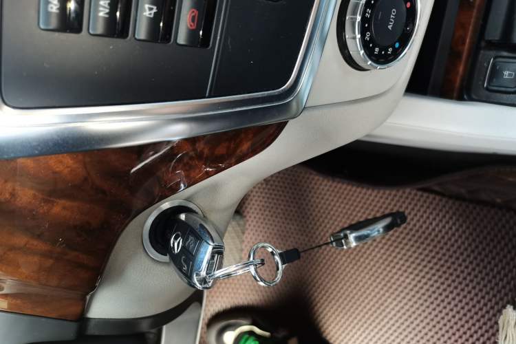Used Mercedes-Benz M-Class 2014 ML 400 4MATIC Dynamic Model Interior 1