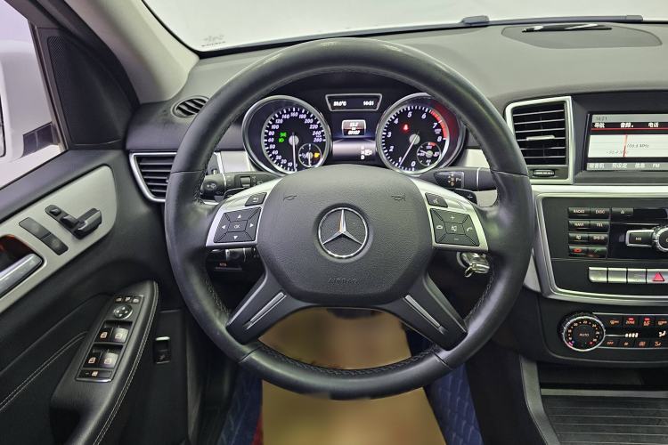 Used Mercedes-Benz M-Class 2014 ML 320 4MATIC Interior 2