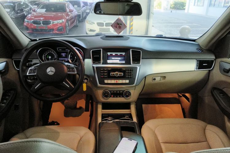 Used Mercedes-Benz M-Class 2014 ML 320 4MATIC Interior 2