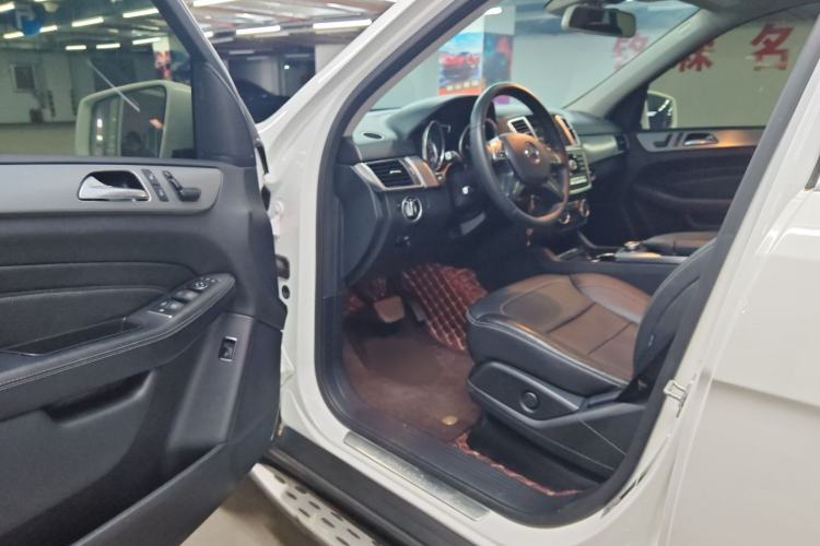 Used Mercedes-Benz M-Class 2014 ML 320 4MATIC Interior 2