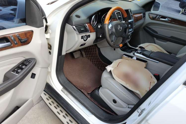 Used Mercedes-Benz M-Class 2014 ML 400 4MATIC Dynamic Model Interior 3