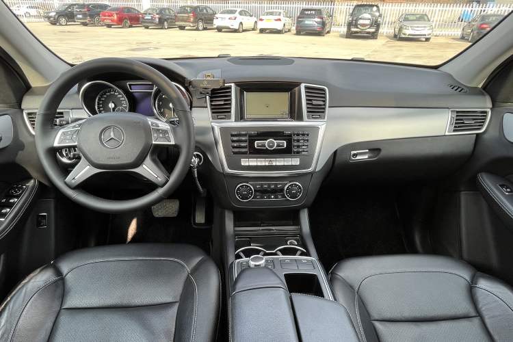 Used Mercedes-Benz M-Class 2014 ML 320 4MATIC Interior 3
