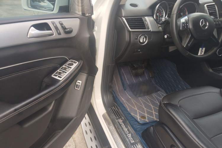Used Mercedes-Benz M-Class 2014 ML 320 4MATIC Interior 3