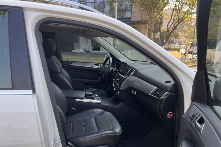 Used Mercedes-Benz M-Class 2014 ML 320 4MATIC Interior 3