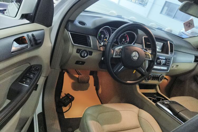 Used Mercedes-Benz M-Class 2014 ML 320 4MATIC Interior 3