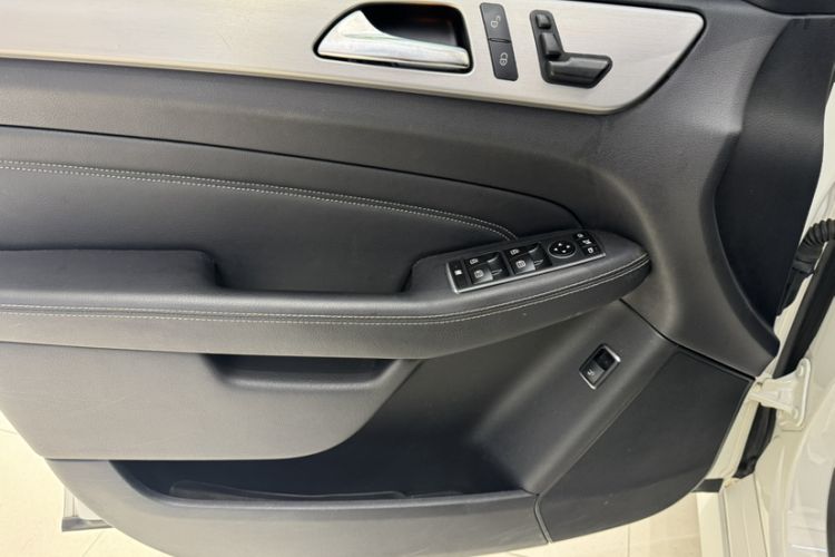 Used Mercedes-Benz M-Class 2014 ML 320 4MATIC Interior 3
