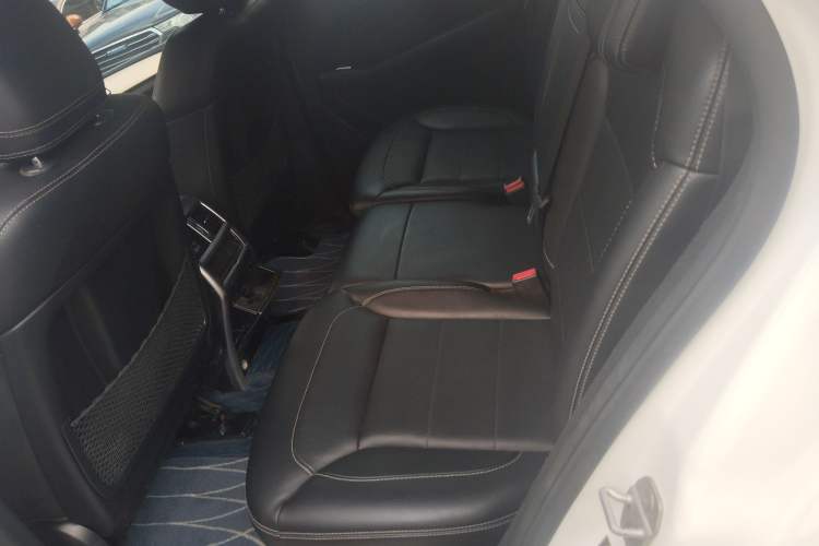 Used Mercedes-Benz M-Class 2014 ML 320 4MATIC Interior 4