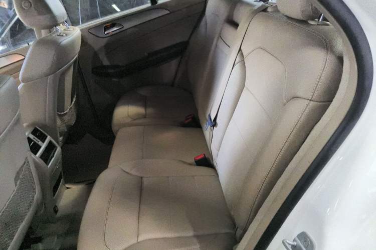 Used Mercedes-Benz M-Class 2014 ML 320 4MATIC Interior 4