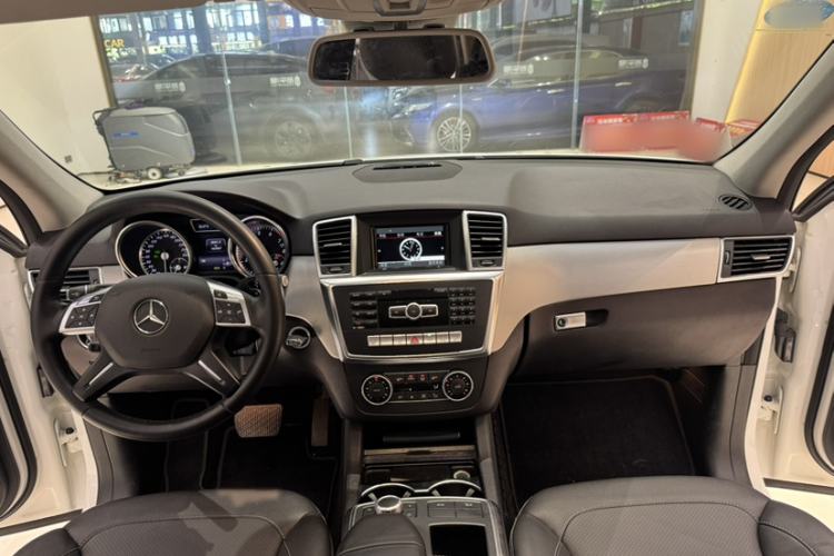 Used Mercedes-Benz M-Class 2014 ML 320 4MATIC Interior 4
