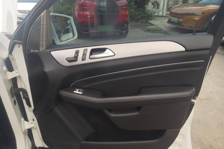 Used Mercedes-Benz M-Class 2014 ML 320 4MATIC Interior 5