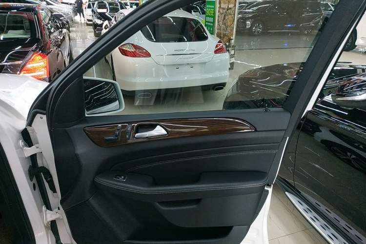Used Mercedes-Benz M-Class 2014 ML 350 CDI 4MATIC Interior 5