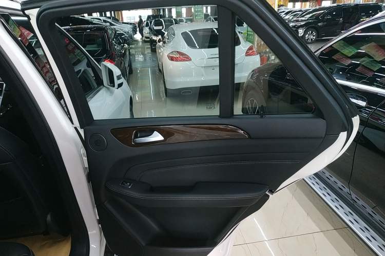 Used Mercedes-Benz M-Class 2014 ML 350 CDI 4MATIC Interior 6