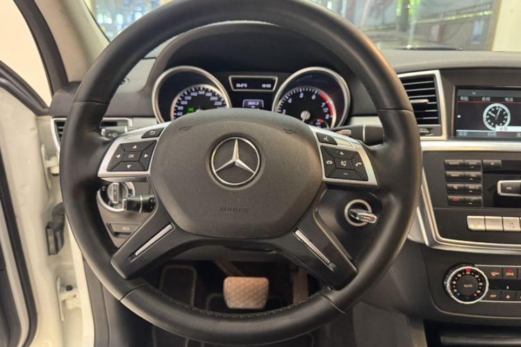 Used Mercedes-Benz M-Class 2014 ML 320 4MATIC Interior 6