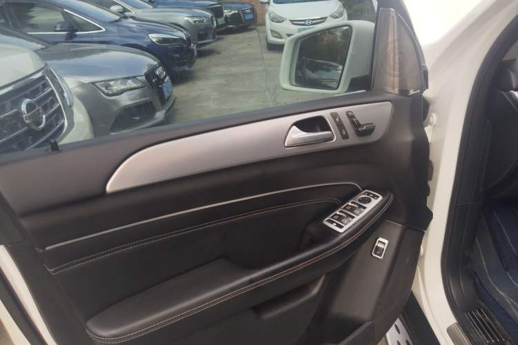 Used Mercedes-Benz M-Class 2014 ML 320 4MATIC Interior 7