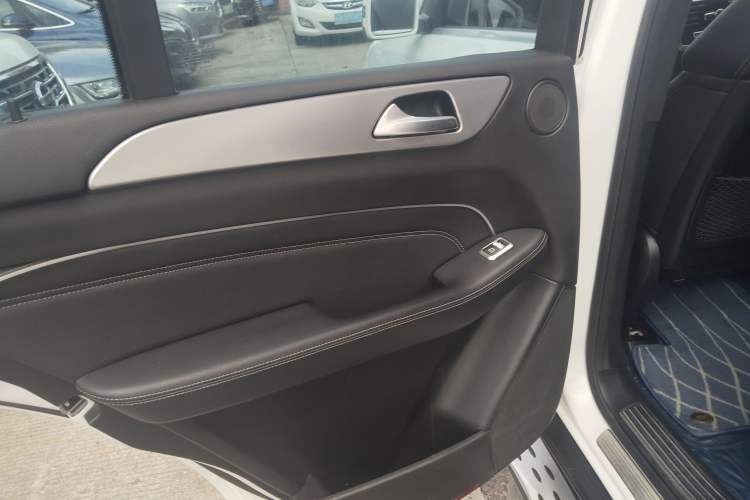 Used Mercedes-Benz M-Class 2014 ML 320 4MATIC Interior 8