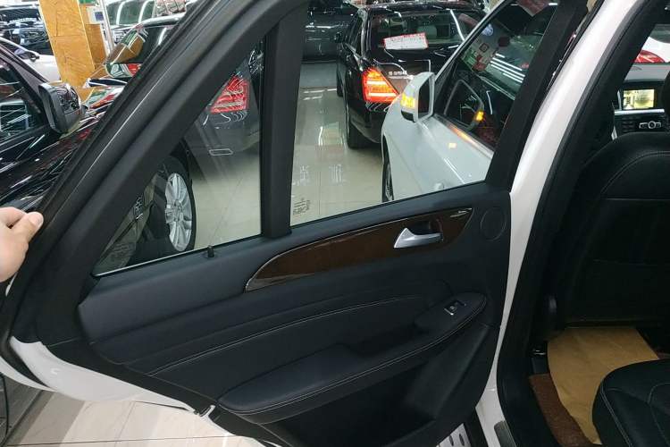 Used Mercedes-Benz M-Class 2014 ML 350 CDI 4MATIC Interior 8
