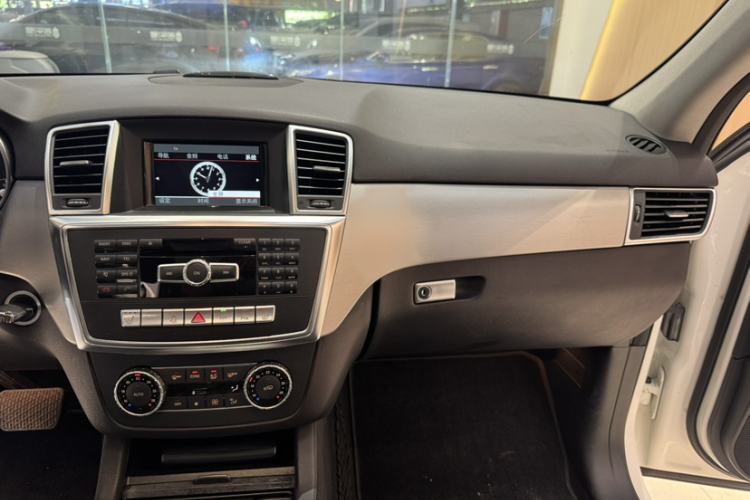 Used Mercedes-Benz M-Class 2014 ML 320 4MATIC Interior 8
