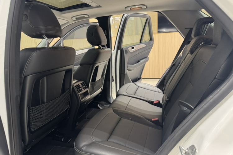 Used Mercedes-Benz M-Class 2014 ML 320 4MATIC Interior 9
