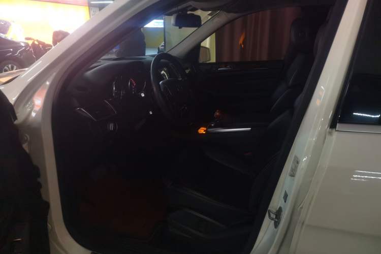 Used Mercedes-Benz M-Class 2014 ML 400 4MATIC Dynamic Model Left Front Seat