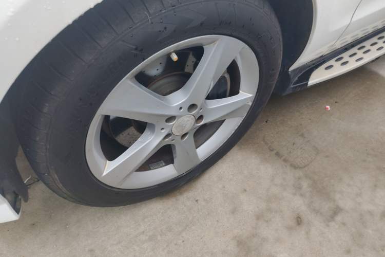 Used Mercedes-Benz M-Class 2014 ML 400 4MATIC Dynamic Model Left Front Wheel Hub