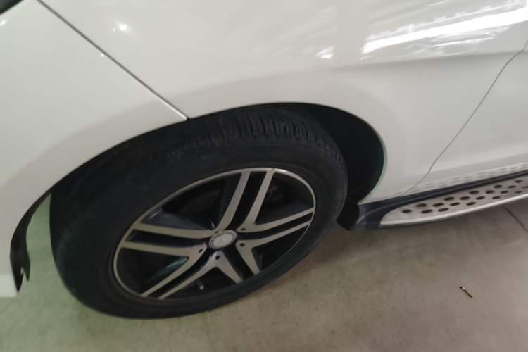 Used Mercedes-Benz M-Class 2014 ML 400 4MATIC Dynamic Model Left Front Wheel Hub