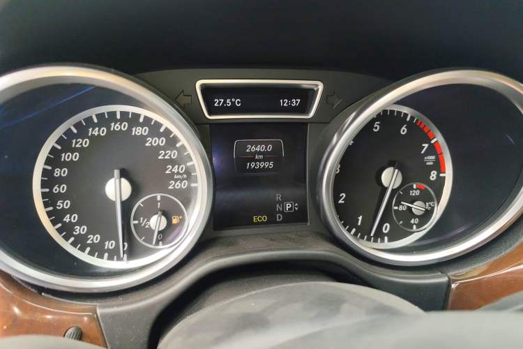 Used Mercedes-Benz M-Class 2014 ML 400 4MATIC Dynamic Model Odometer Close Up