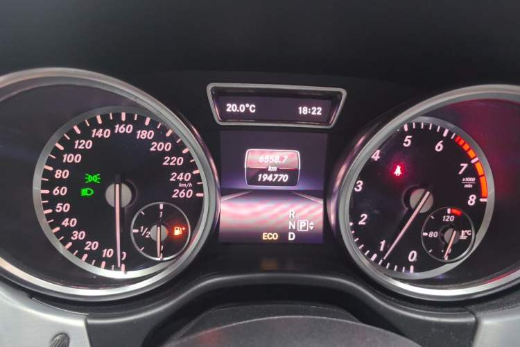 Used Mercedes-Benz M-Class 2014 ML 320 4MATIC Odometer Close Up