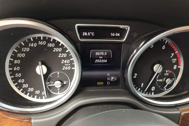 Used Mercedes-Benz M-Class 2014 ML 400 4MATIC Dynamic Model Odometer Close Up