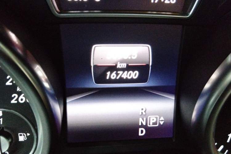 Used Mercedes-Benz M-Class 2014 ML 400 4MATIC Luxury Model Odometer Close Up
