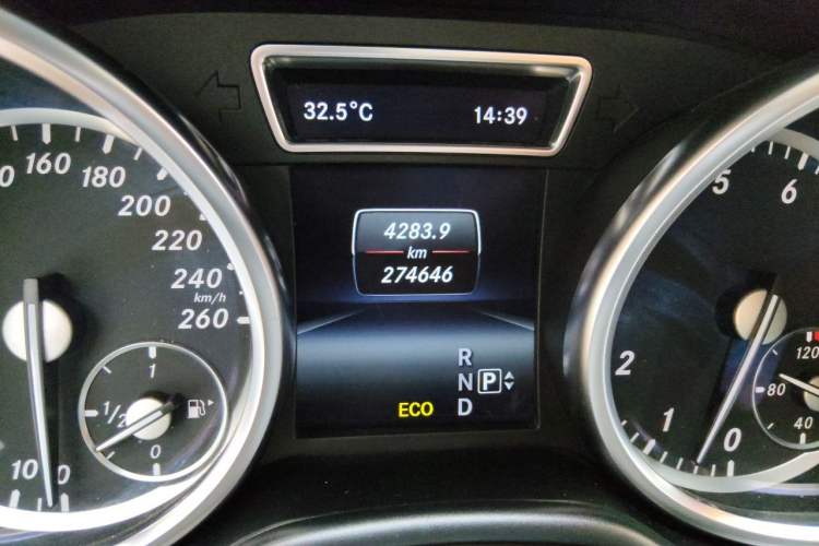 Used Mercedes-Benz M-Class 2014 ML 400 4MATIC Luxury Model Odometer Close Up