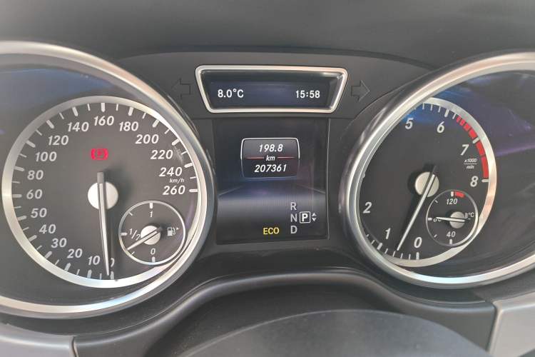 Used Mercedes-Benz M-Class 2014 ML 320 4MATIC Odometer Close Up