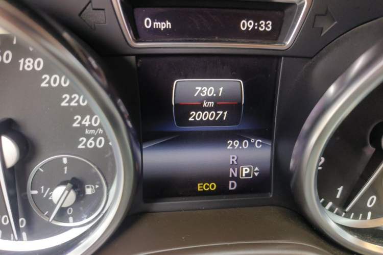 Used Mercedes-Benz M-Class 2014 ML 400 4MATIC Dynamic Model Odometer Close Up