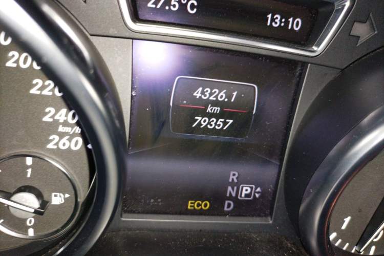 Used Mercedes-Benz M-Class 2014 ML 320 4MATIC Odometer Close Up