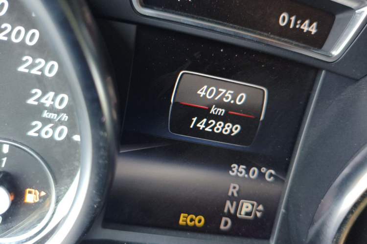 Used Mercedes-Benz M-Class 2014 ML 320 4MATIC Odometer Close Up