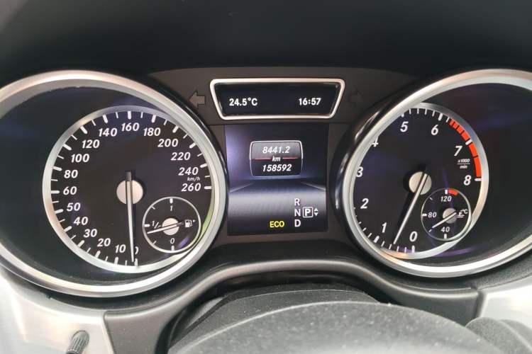 Used Mercedes-Benz M-Class 2014 ML 320 4MATIC Odometer Close Up