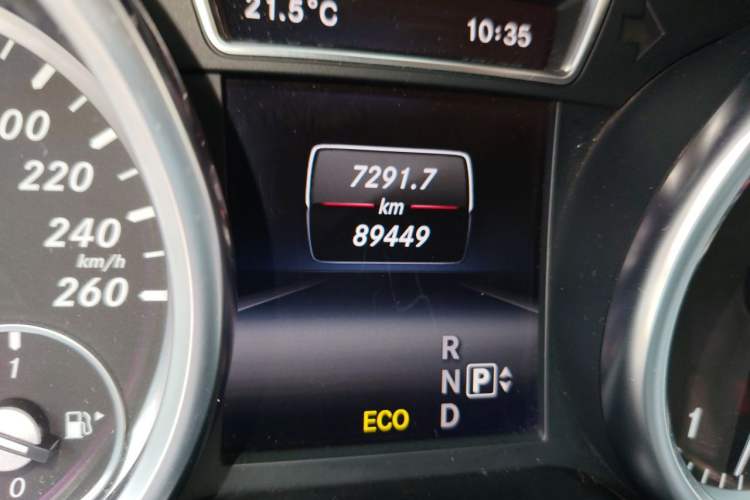 Used Mercedes-Benz M-Class 2014 ML 320 4MATIC Odometer Close Up