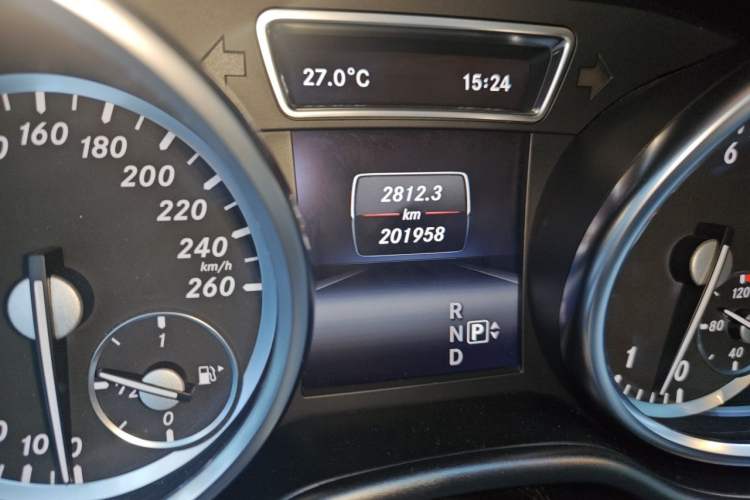 Used Mercedes-Benz M-Class 2014 ML 400 4MATIC Dynamic Model Odometer Close Up
