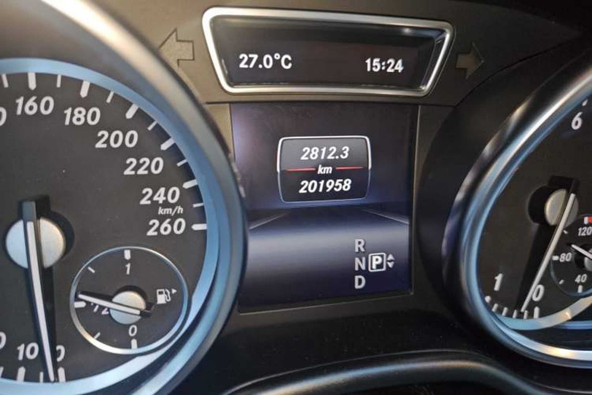 Used Mercedes-Benz M-Class 2014 ML 400 4MATIC Dynamic Model Odometer Close Up