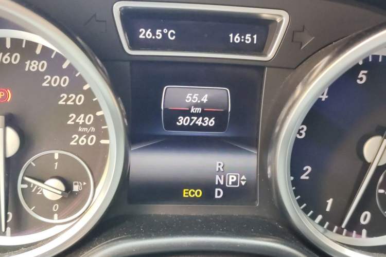 Used Mercedes-Benz M-Class 2014 ML 400 4MATIC Dynamic Model Odometer Close Up
