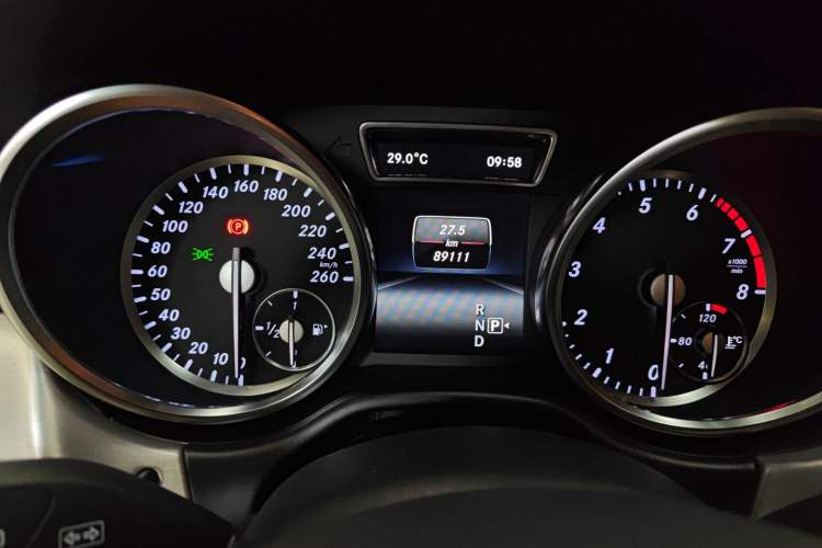 Used Mercedes-Benz M-Class 2014 ML 320 4MATIC Odometer Close Up