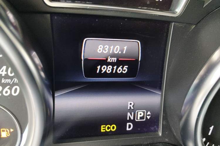 Used Mercedes-Benz M-Class 2014 ML 320 4MATIC Odometer Close Up